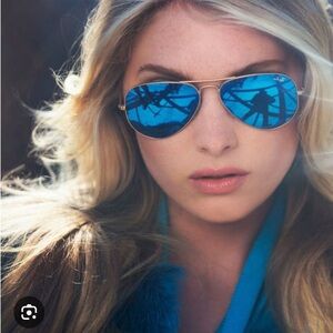 Ray Ban Classic Aviator Blue Mirror.